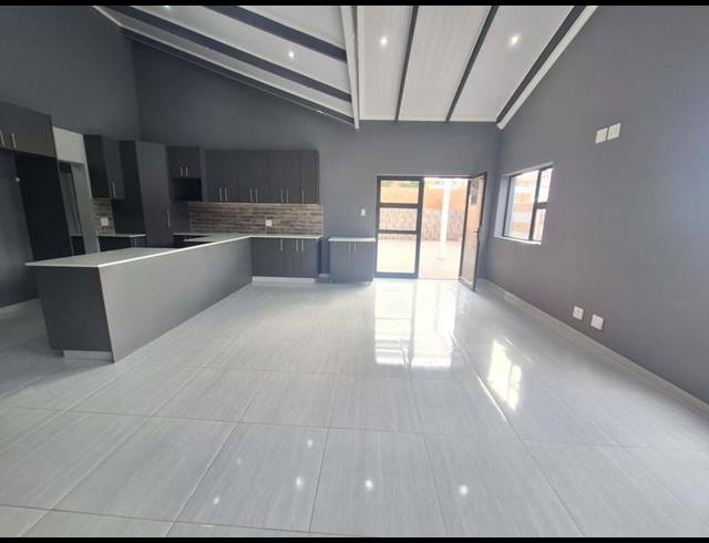 3 BEDROOM TOWNHOUSE FOR SALE IN ISLAND VIEW